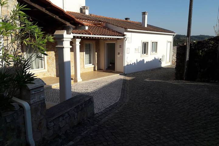 Location de vacances pour 8 personnes, avec jardin dans Aguda