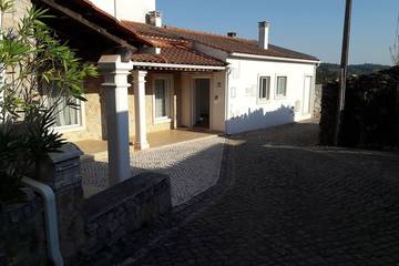 Gîte pour 8 personnes, avec jardin et balcon dans Aguda