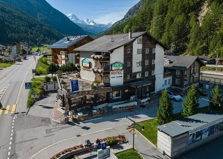 Hotel, mit Terrasse und Ausblick in Täsch