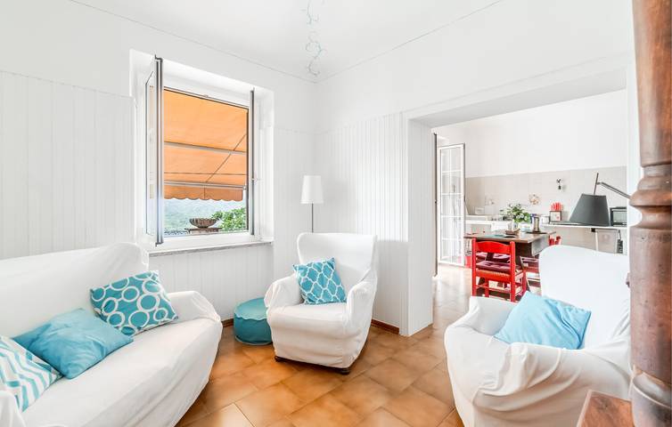Modern Apartment with Terrace, Parking, TV near Locanda Agrogallo in Castello (Carro), Carro (Liguria)