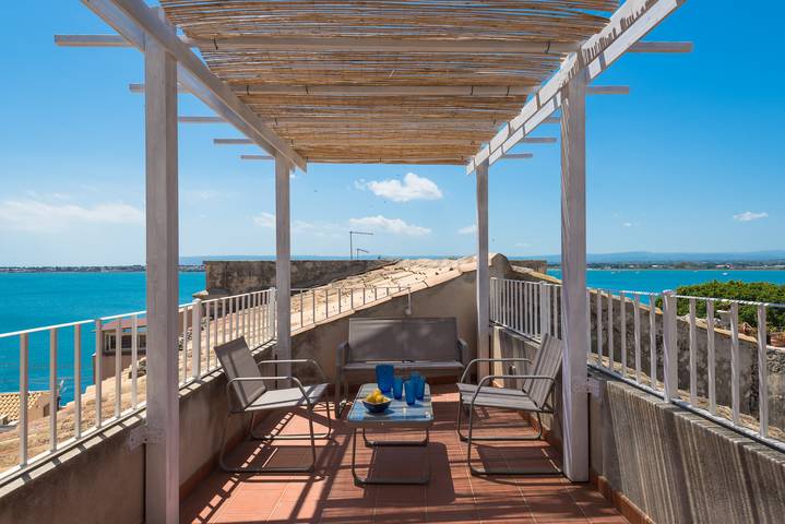 Appartamento intero, Aretusa Apartment with Terrace by Wonderful Italy in Spiaggetta di Cala Rossa, Siracusa