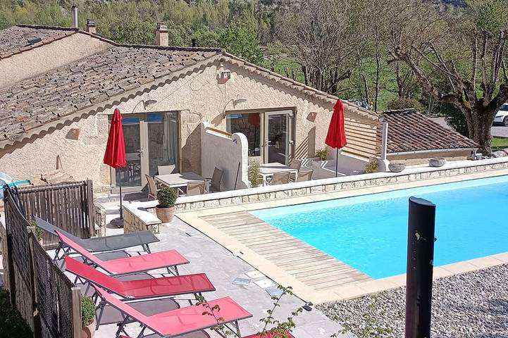 Gîte pour 4 personnes, avec terrasse ainsi que jardin et piscine
