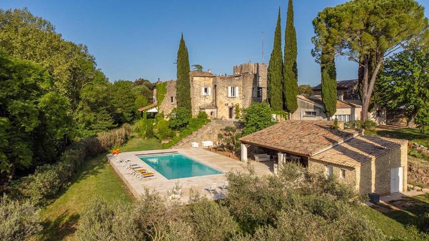 Location de vacances pour 25 personnes, avec jardin ainsi que sauna et piscine à Sanilhac-Sagriès