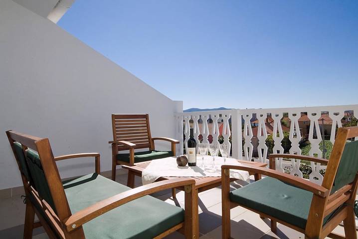 Ferielejlighed for 4 personer, med børnepool og sauna såvel som terrasse og pool i Zadar