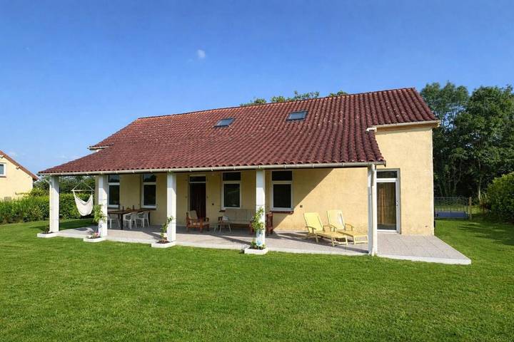 Location de vacances pour 7 personnes, avec Terrasse et Jardin ainsi que Piscine et Vue à Brigueil-le-Chantre