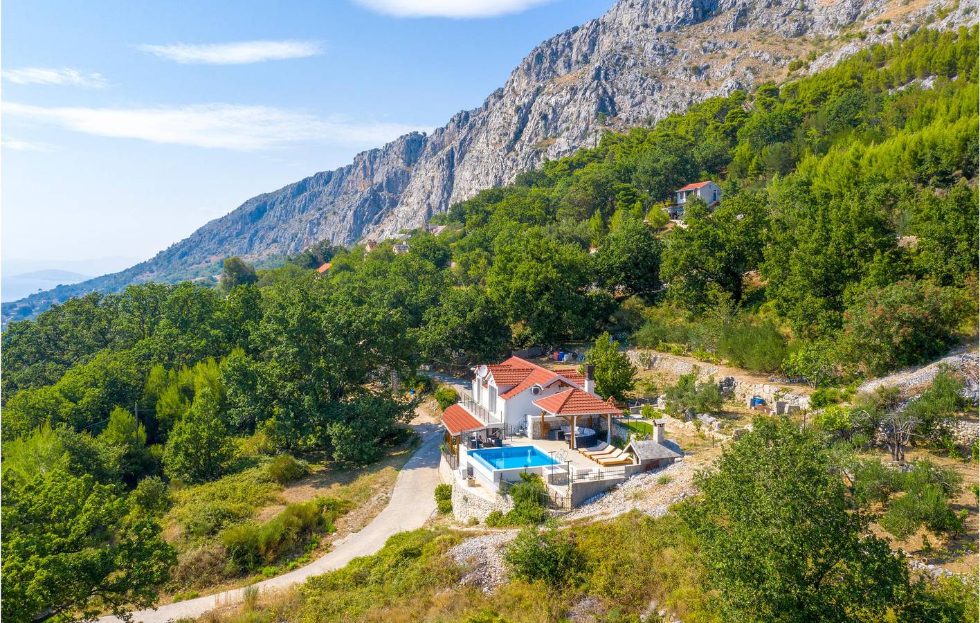 Geräumiges Apartment, 1 km vom Strand entfernt: mit Pool, WLAN und Terrasse in Jesenice, Split-Dalmatien
