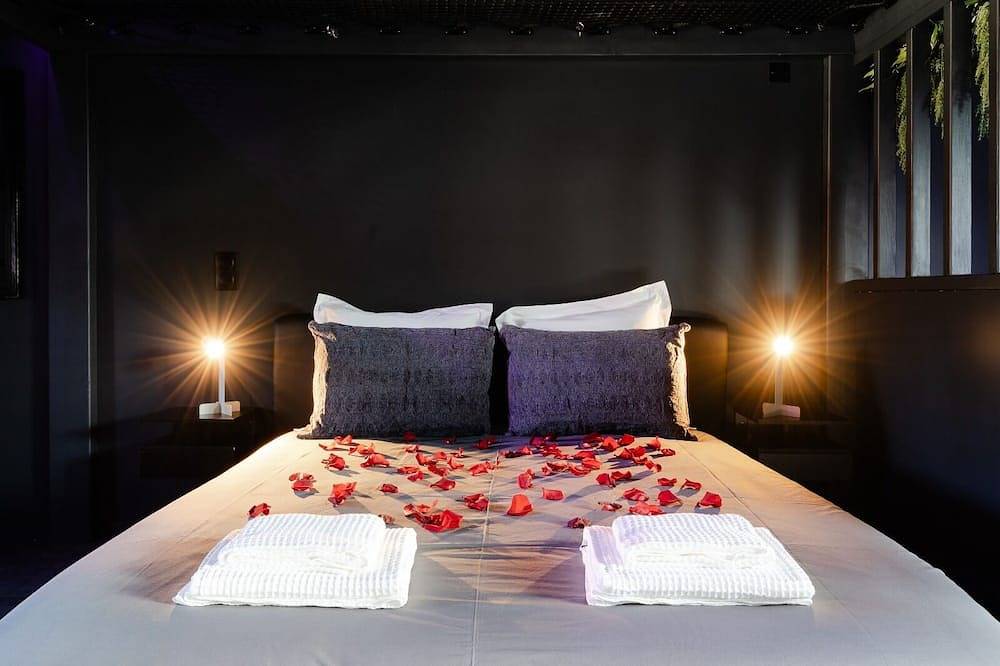Appartement entier, Bisoux Caen, nuits érotiques & Spa. in Biéville-Beuville, Région de Caen