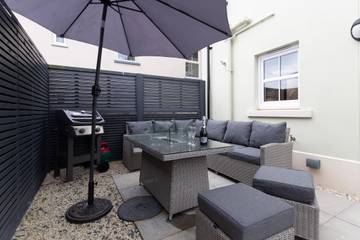 Log Cabin for 6 People in Tenby, Pembrokeshire, Photo 4