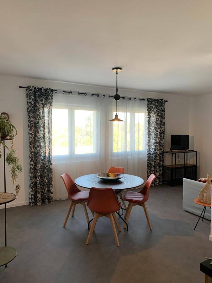 Appartement entier, Apartment with Terrace in Vergèze, Côte méditerranéenne (France)