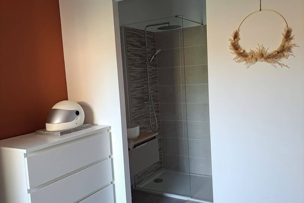 Single room with private bathroom in Saint-Martin-de-Crau, Mediterranean Coast (France)