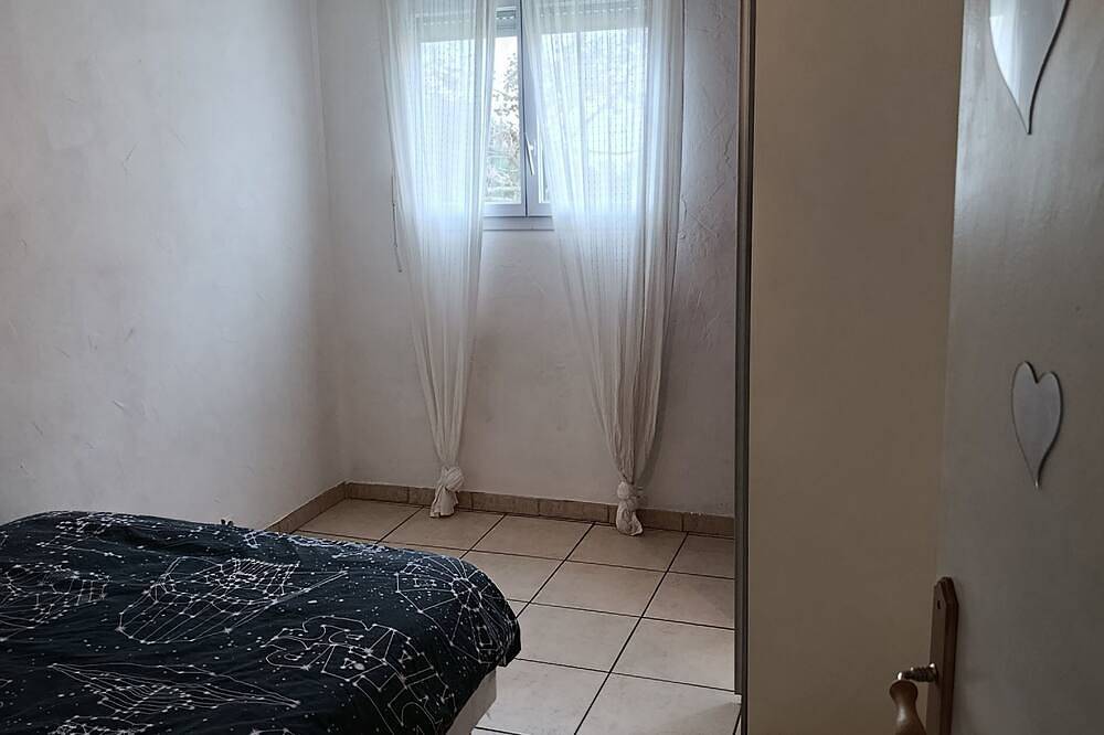 Apartamento entero, Bright T5 for vacations or work with private parking space. in Port-de-Bouc, Istres region