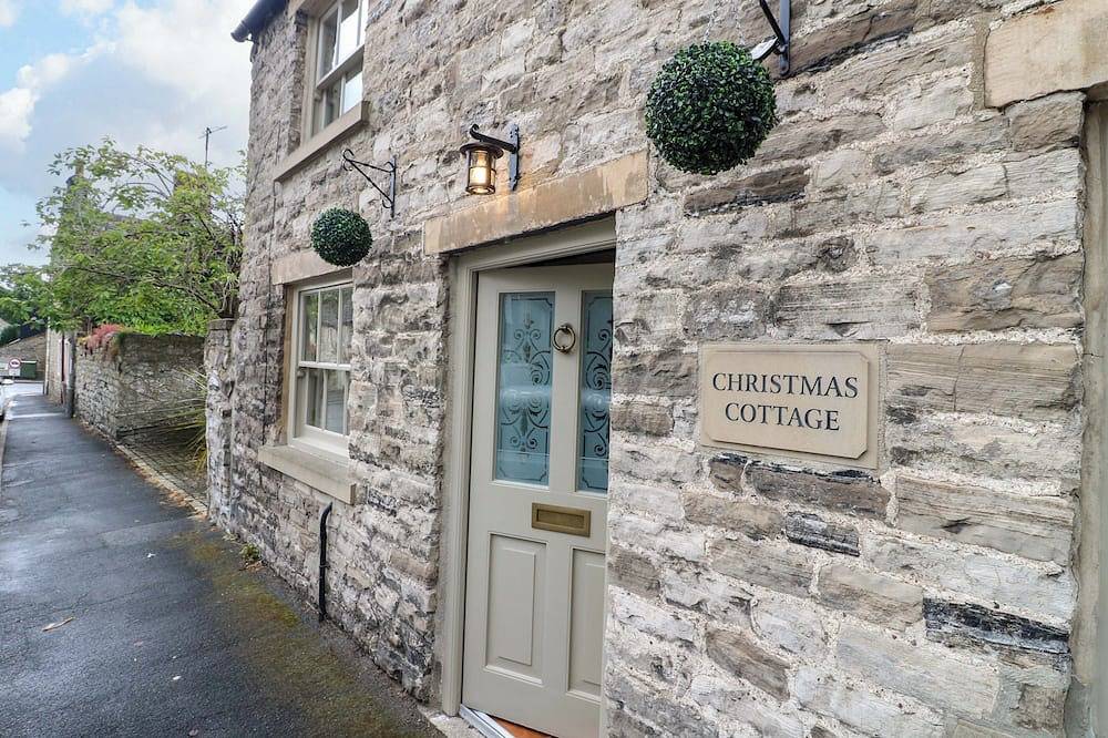 Christmas Cottage, romantic, luxury holiday cottage in Bakewell in Ashford in the Water, Derbyshire