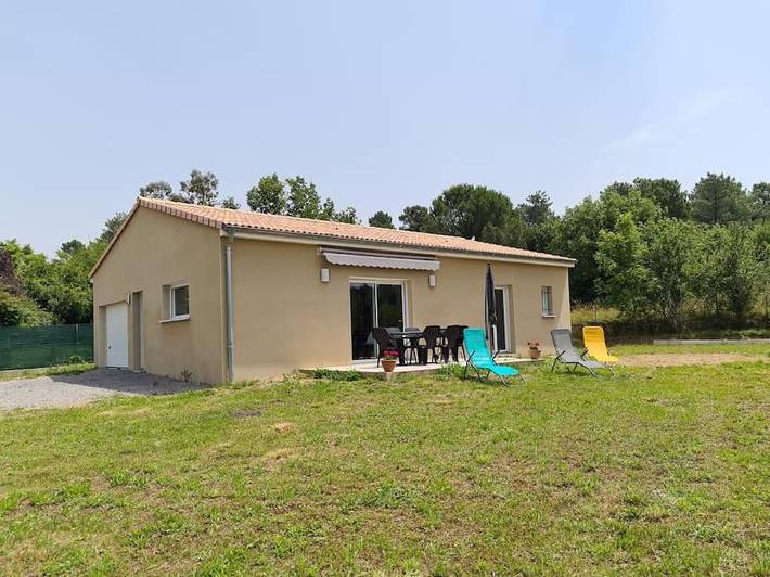 Location de vacances pour 6 personnes, avec vue et jardin à Ailhon - 2