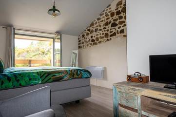 Chambre d’hôte pour 2 personnes, avec balcon ainsi que jardin et vue à Viverols
