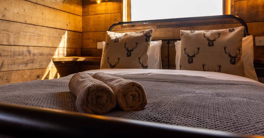 Holiday home for 6 people, with balcony and hot tub as well as garden, child-friendly in England