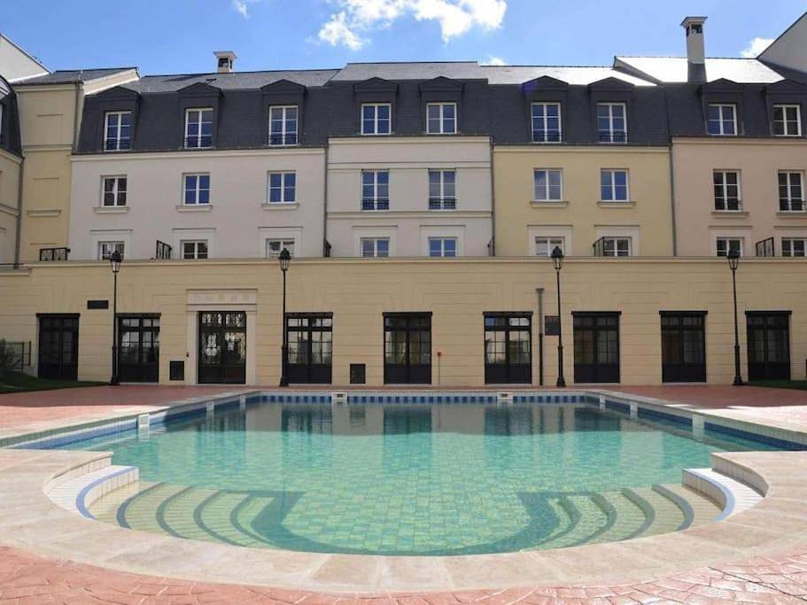 Appartement entier, Disneyland Deluxe flat, outside pool, Climatisation, 1 min to Disney Parks in Serris, Seine-et-Marne