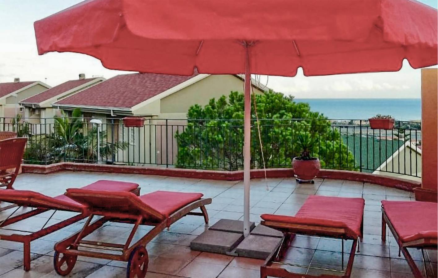 Appartement de vacances entier, Appartement confortable au bord de la mer avec terrasse et parking in Furci Siculo, Province de Messina