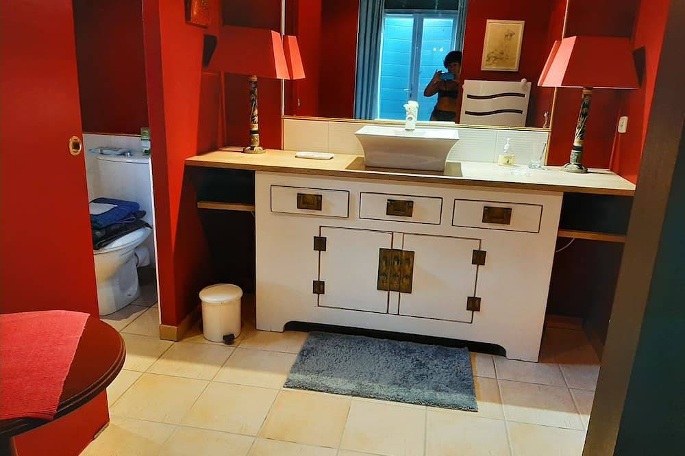 Tourtour, Provence, Var. Sleeps 6, swimming pool, tennis court, calme. in Tourtour, Draguignan region