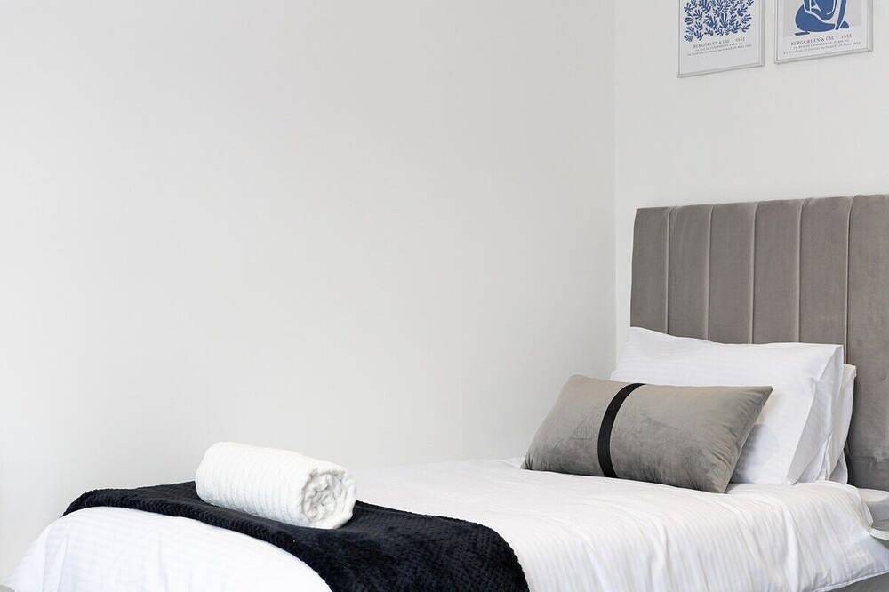 Entire apartment, Modern Bolton Retreat - Stylish Comfort - Flat B in Bolton, Greater Manchester