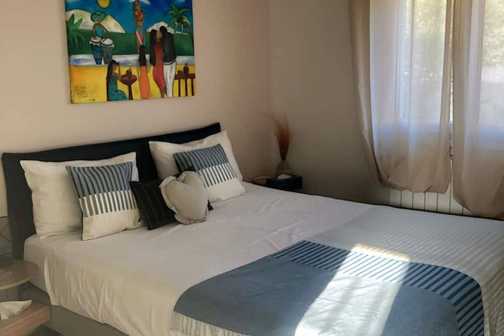 Provence: Quiet, modern villa, green setting, swimming pool and children's play area in Ventabren, Aix-en-Provence region