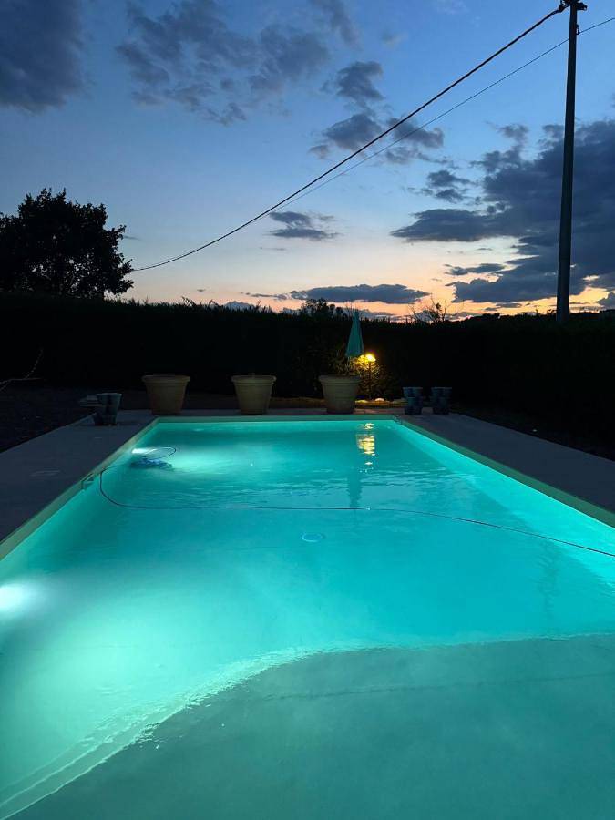 Agriturismo per 3 persone, con panorama e giardino nonché piscina, con animali domestici in Recanati
