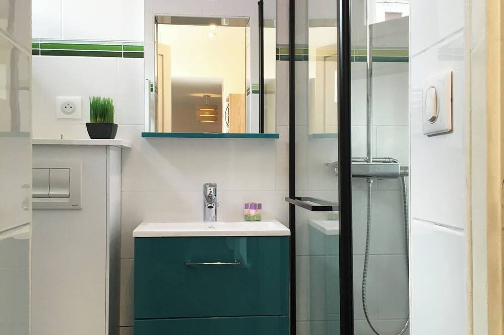 Entire apartment, Nice furnished and equipped F1 with shared courtyard in the city center in Montluçon, Montluçon region