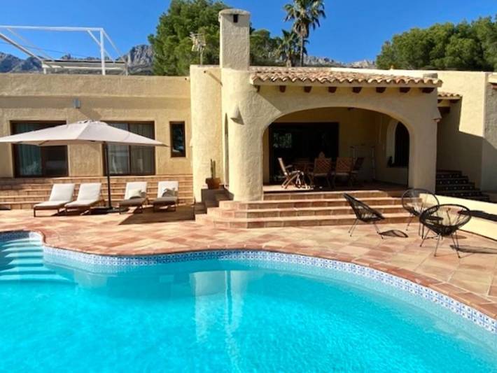 Villa für 8 Personen, mit Garten und Pool sowie Ausblick