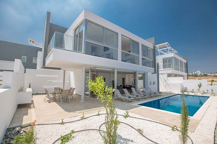 Holiday rental for 7 people, with pool and terrace as well as garden in Protaras