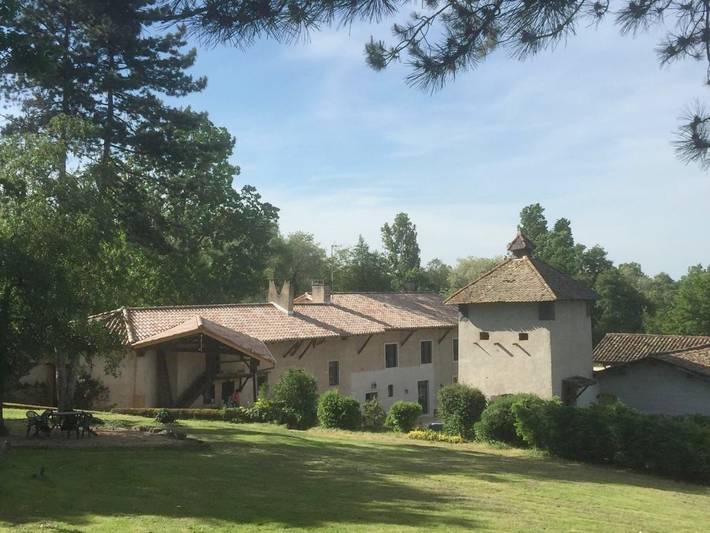 Location de vacances pour 3 personnes, avec Terrasse et Jardin ainsi que Piscine et Vue à Saint-Didier-sur-Chalaronne