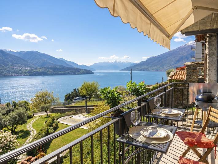 Location de vacances pour 3 personnes, avec jardin ainsi que balcon et vue sur le lac à Domaso