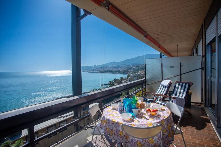 Ferienwohnung für 5 Personen, mit Balkon und Meerblick, kinderfreundlich in Imperia Provinz