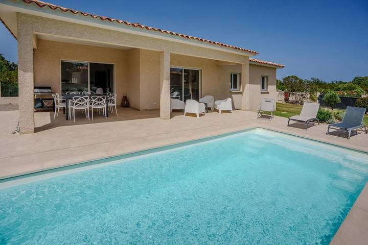Villa pour 8 personnes, avec bassin pour enfant ainsi que jardin et piscine, animaux acceptés