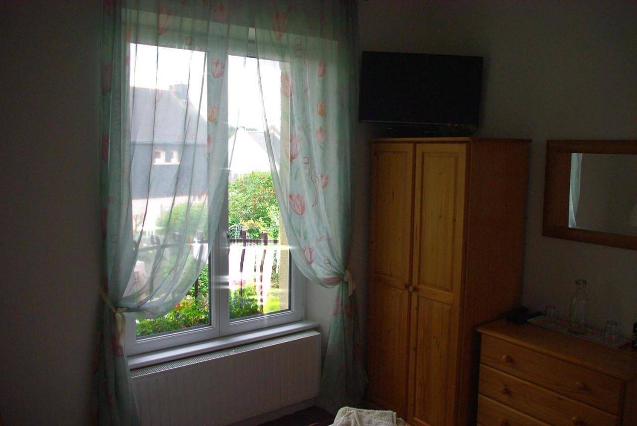 Family Room with Shared Bathroom in Saint-Nicolas-du-Pélem, Région de Guingamp