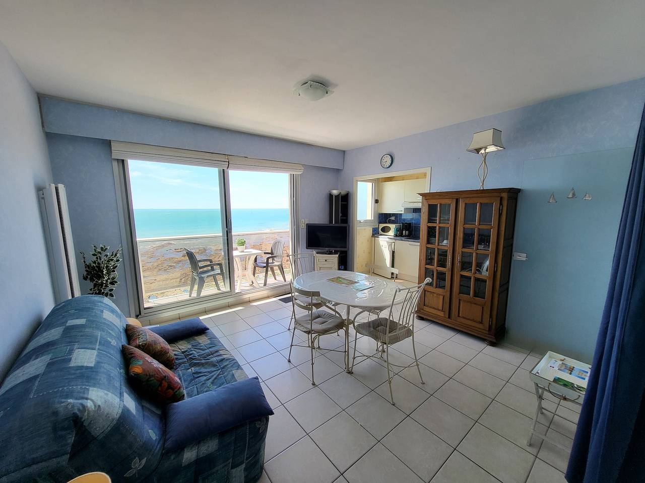 Apartamento entero, Encantador estudio con balcón, admite mascotas, aparcamiento privado, cerca de playa y comercios in Les Sables-d'Olonne, Vandea