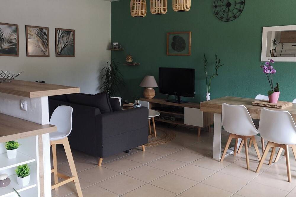 Appartement entier, T2 Avec Terrasse in Rougiers, Région de Brignoles