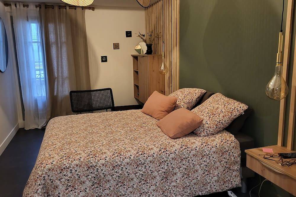 Entire apartment, Spacious duplex in the heart of town with rooftop pool in Pézenas, Côte d'Améthyste