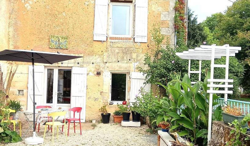 Location de vacances pour 3 personnes, avec Terrasse et Jardin ainsi que Piscine et Vue à Condat-sur-Trincou