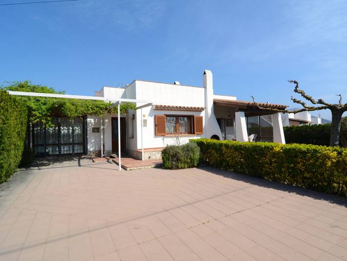 Casa de 3 habitaciones en L'Estartit con jardín y piscina comunitaria in Torroella de Montgrí, Costa Brava