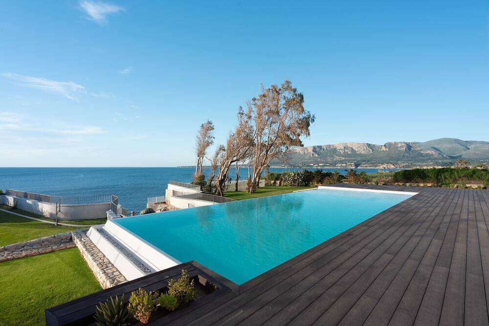 Ammare Luxury beachfront villa with pool, sauna, and direct beach access in Sicilia