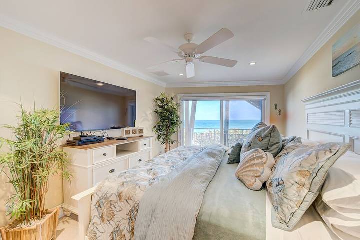 Vacation rental for 34 people, with hot tub and yard in Hutchinson Island