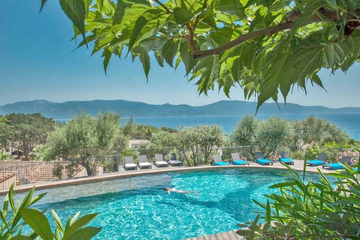 Parc de vacances pour 4 personnes, avec Jacuzzi et Terrasse ainsi que Jardin et Bassin pour enfant