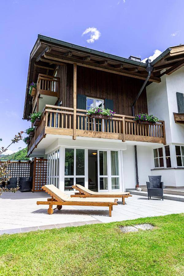 Ferienhaus für 8 Personen, mit Balkon und Whirlpool sowie Terrasse und Garten
