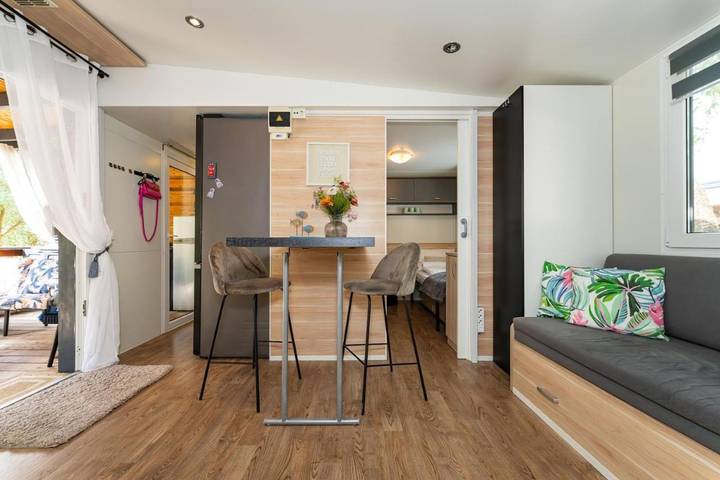 Camping pour 6 personnes, avec Terrasse ainsi que Jardin et Vue à Pakoštane - 2