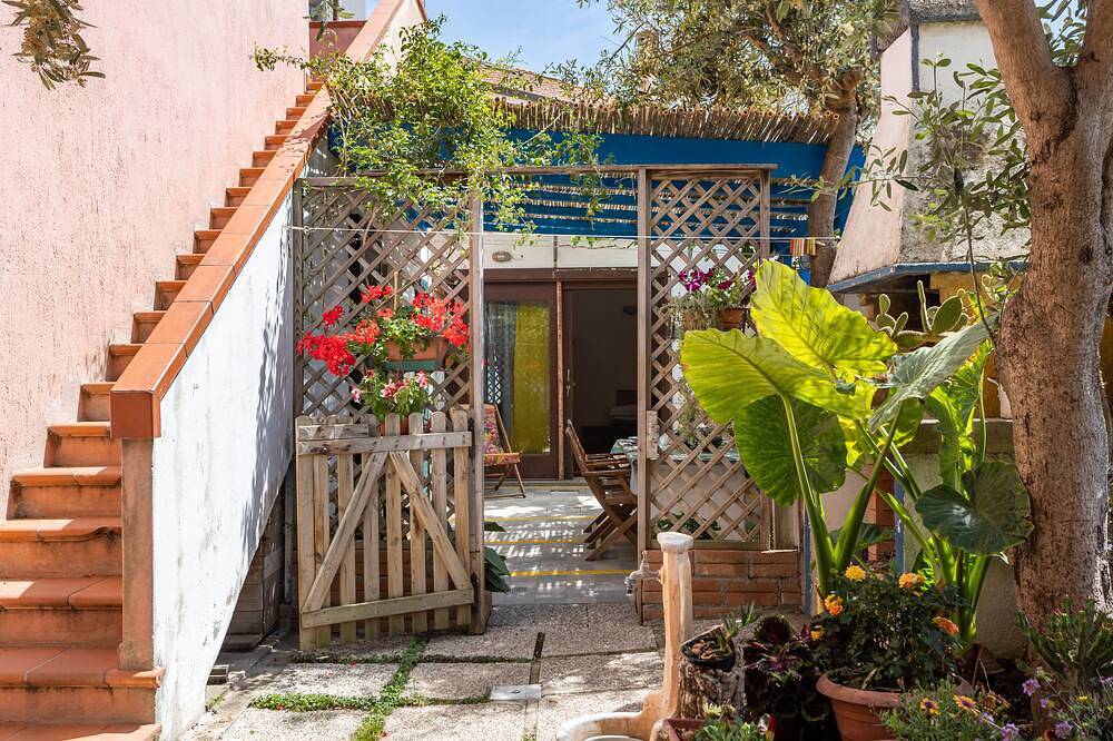 Entire apartment, Lovely studio apartment 200mt from the sea in Torregrande, Oristano