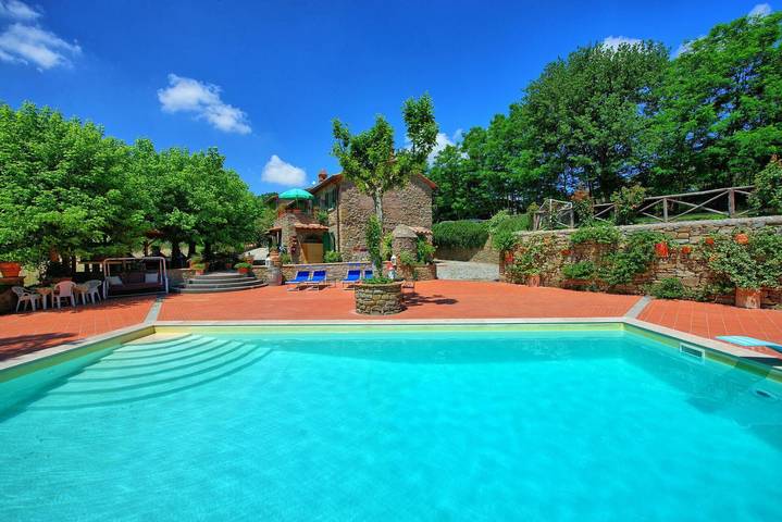 Vacation rental for 15 people, with pool, with pets in Cortona