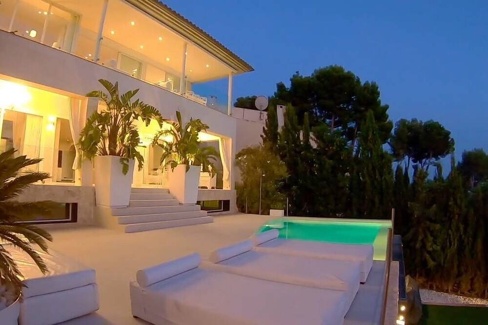 Luxusvilla mit Spa und beheiztem Pool. Panoramablick auf das Meer und Golf in Cas Catala, Calvià