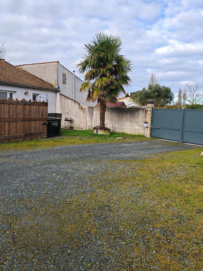 Location de vacances pour 4 personnes, avec jardin dans Yves - 2