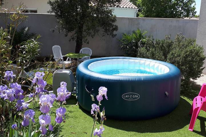 Gîte pour 2 personnes, avec jardin et jacuzzi à Velleron