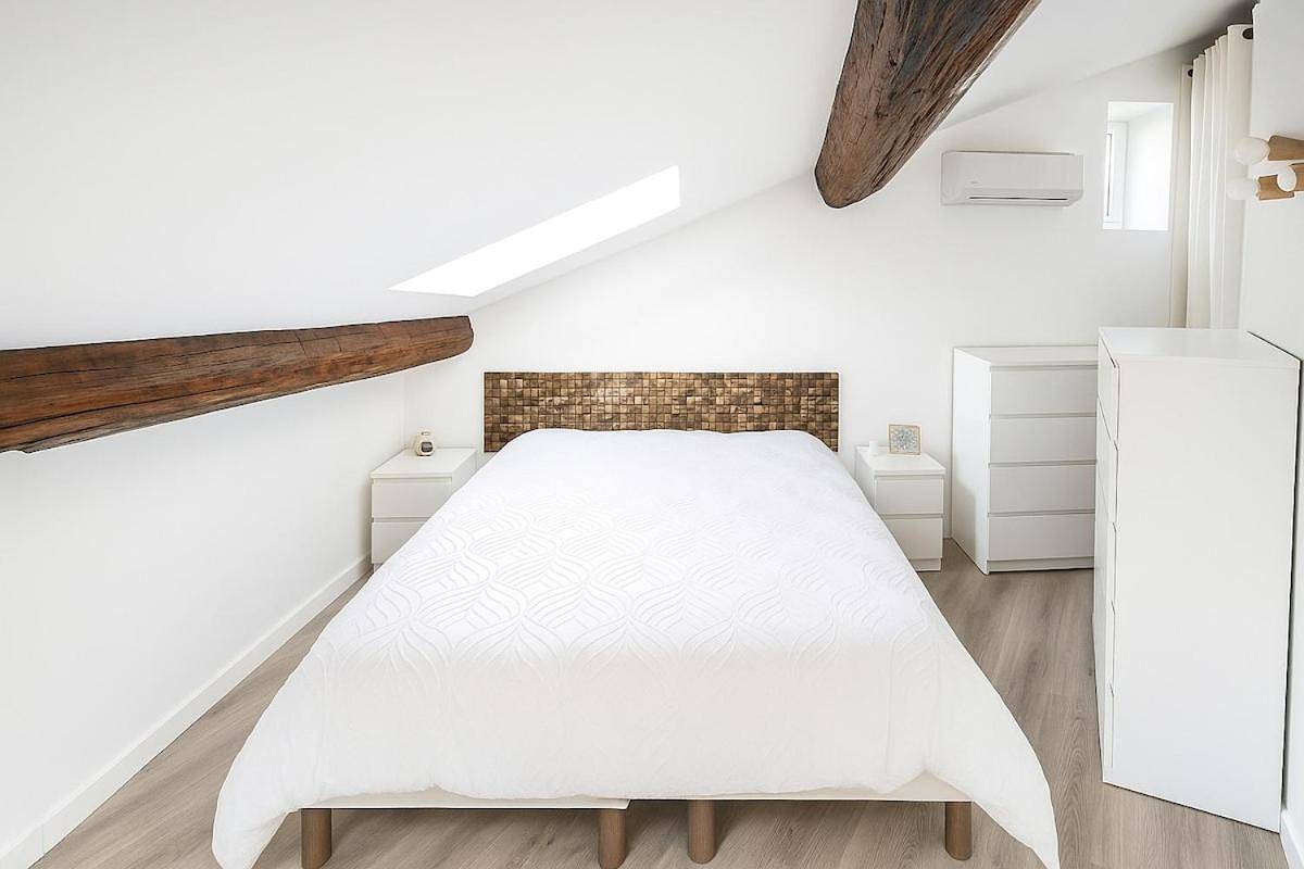 Appartement entier, Coup de coeur à Lentilly- place du village in Lentilly, Lyon et ses environs