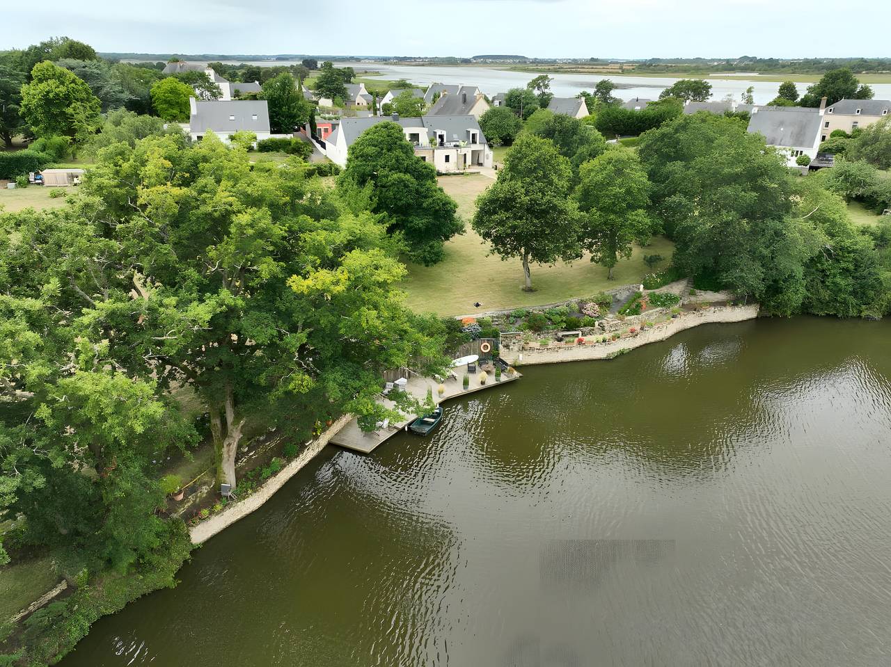 Apartamento entero, Apartamento «Cerca de Vannes con Impresionantes Vistas» con vista al lago, piscina y Wi-Fi in Noyalo, Côte des Mégalithes